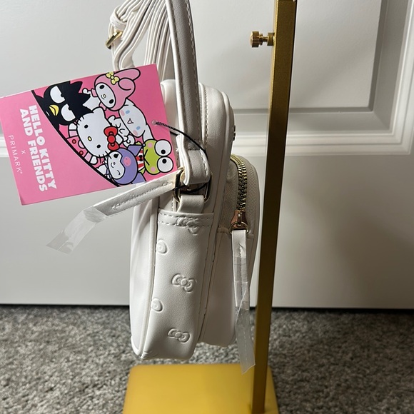 NWT Hello Kitty White Mini Crossbody Bag with Iconic Design - Picture 4 of 7